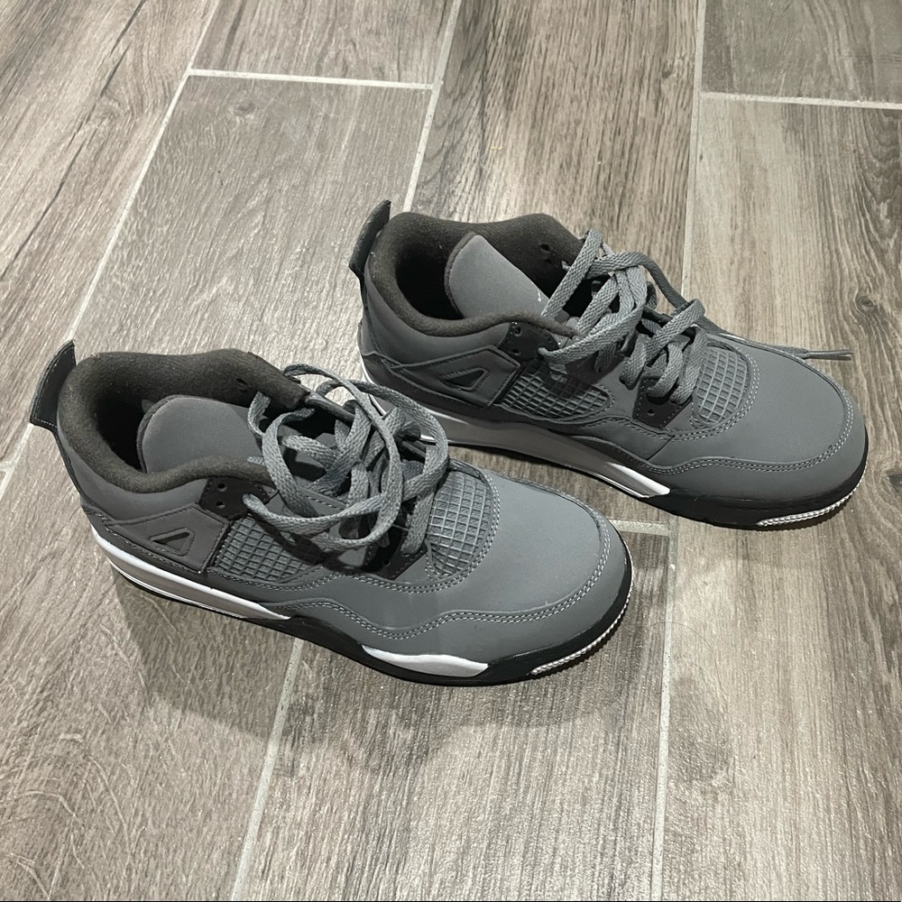 JORDAN 4 RETRO (PS)
"Cool Grey"
